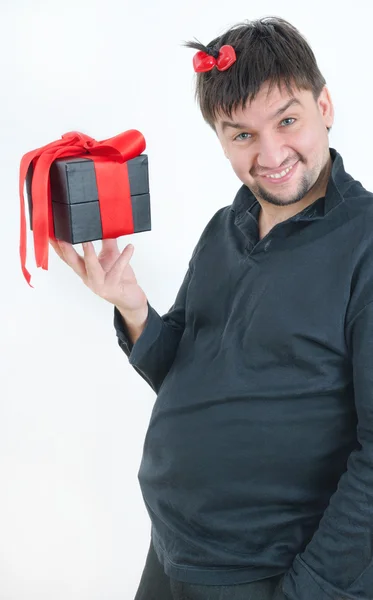 Hombre divertido con regalo en la mano —  Fotos de Stock