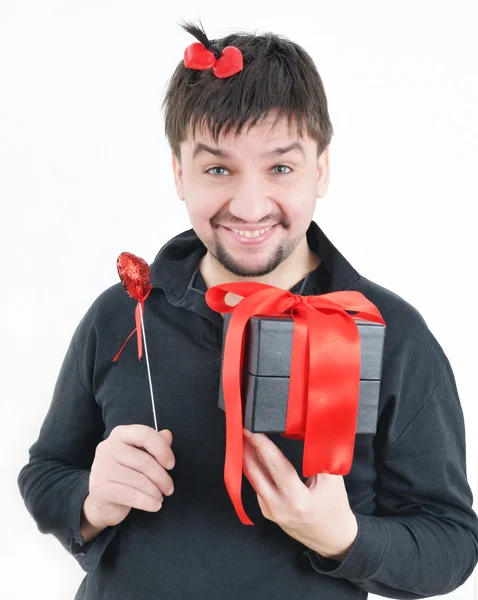 Uomo divertente con scatola e cuore in mano — Foto Stock