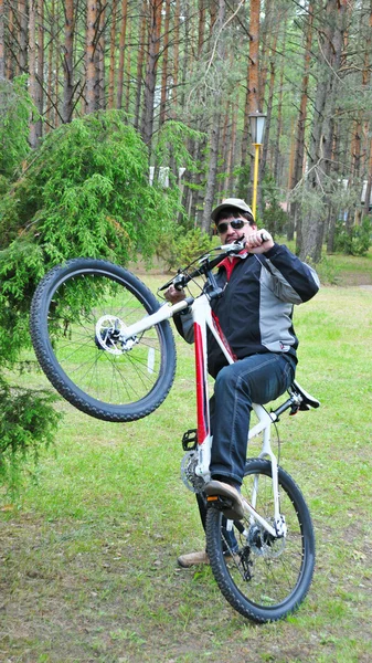 Hombre para subirse a una bicicleta —  Fotos de Stock