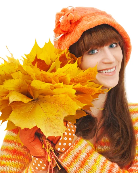 黄色の葉で幸せな女の子に見えるカメラ — ストック写真