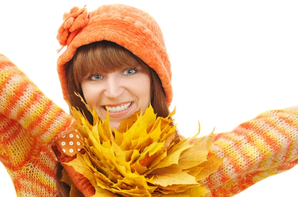 Szczęśliwa dziewczyna z żółtymi liśćmi wygląd w aparacie — Zdjęcie stockowe