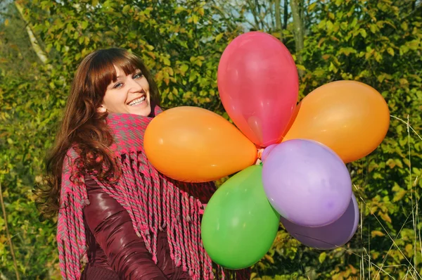 Κορίτσι με πολύχρωμα μπαλόνια εξωτερική — Φωτογραφία Αρχείου