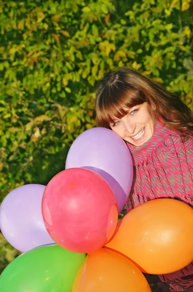 Renkli balonlar ile güzel kız — Stok fotoğraf