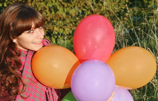 Młoda kobieta z kolorowych balonów — Zdjęcie stockowe