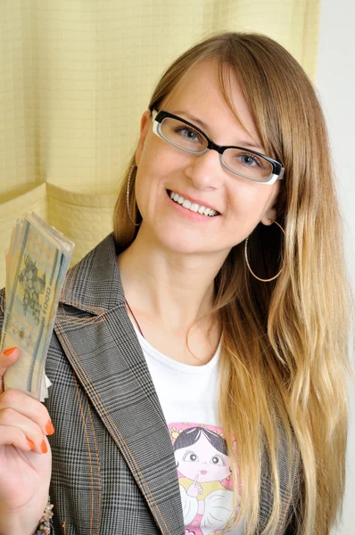 Genç gülümseyen kadın para ile ele oldukça başarılı — Stok fotoğraf