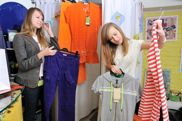 Girls pick out clothes to buy — Stock Photo, Image