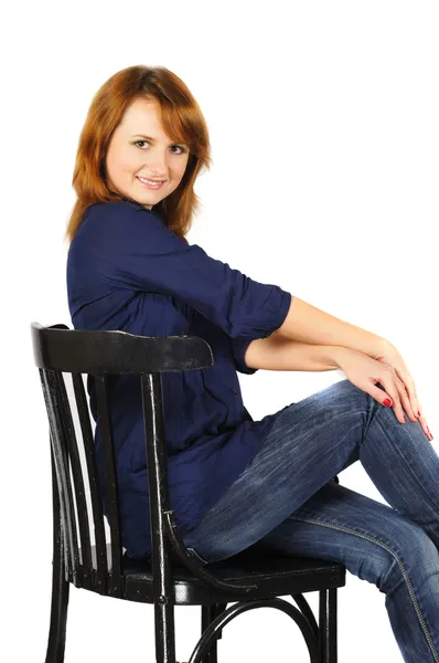 Retrato de una hermosa chica de ojos marrones sonriente sentada en la silla —  Fotos de Stock