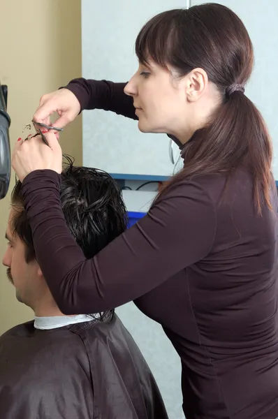 Friseur macht Clips für die Männer — Stockfoto