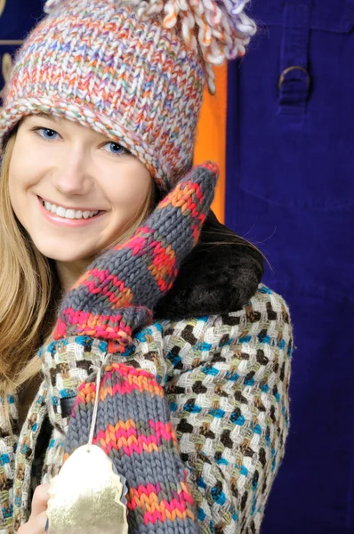 Pretty young girl in winter hat and mittens — Stock Photo, Image