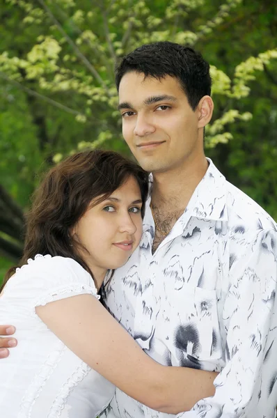 Felice giovane coppia all'aperto — Foto Stock