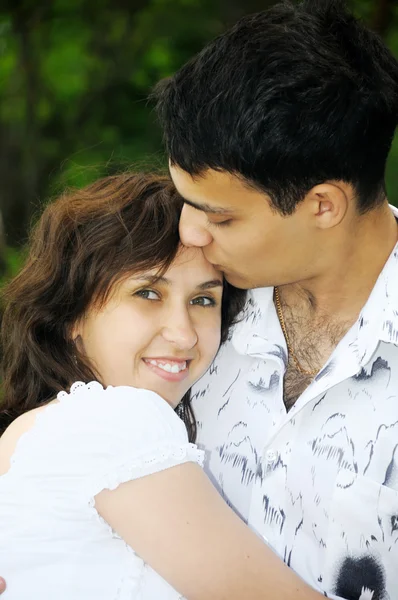 Feliz joven hermosa pareja besándose al aire libre en el parque — Foto de Stock