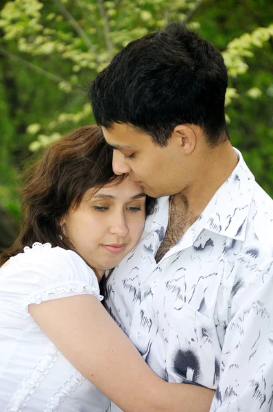 Feliz joven pareja al aire libre en el parque —  Fotos de Stock