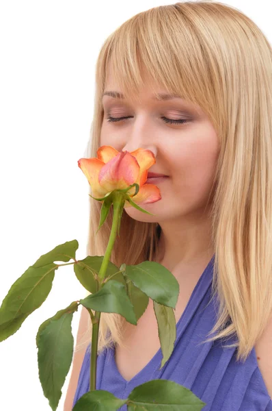Portait krásy dívka vonící růže — Stock fotografie