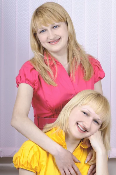 Δύο όμορφες αδερφές ξανθά — Φωτογραφία Αρχείου