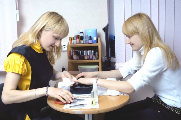 Dos hermosas chicas rubias haciendo manicura — Foto de Stock