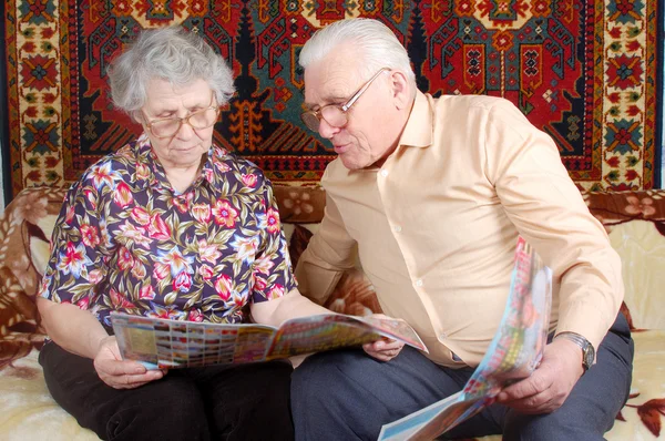 年配のカップルのニュースを読む ストック画像