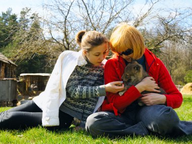 Anne ve kızı köpek pet