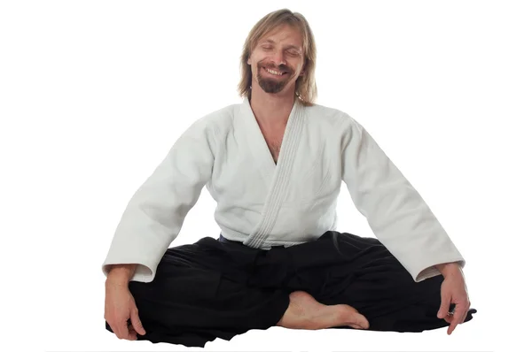 Pacificação professor de aikido sentar e sorrir — Fotografia de Stock