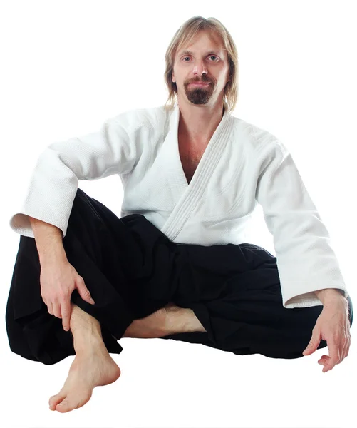 Pacification lärare i aikido sitta och titta på kameran — Stockfoto