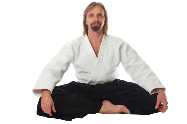 Professor de pacificação de aikido sentar e olhar para a câmera — Fotografia de Stock