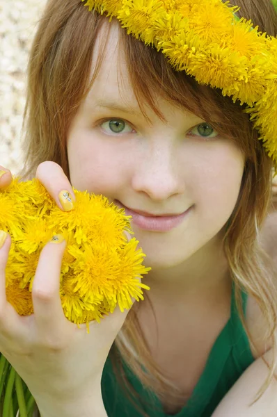 Menina bonita com cabelos vermelhos e dentes-de-leão amarelos — Fotografia de Stock
