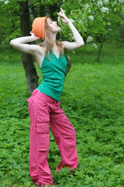 Gelukkig jong meisje in het park — Stockfoto