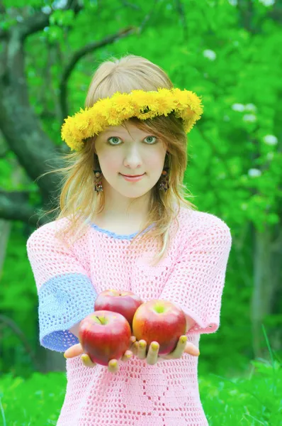 Menina segurar maçã — Fotografia de Stock