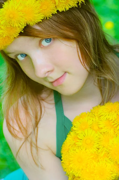 Fin jente med bouquet-løvetann – stockfoto