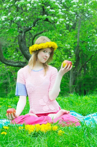 Menina encantadora segurar maçã — Fotografia de Stock