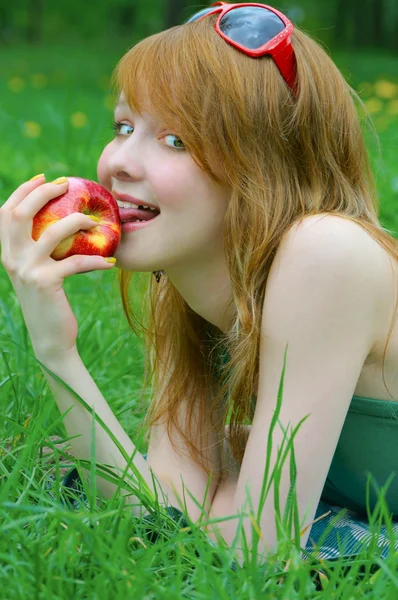 Hübsches Mädchen mit Apfel — Stockfoto