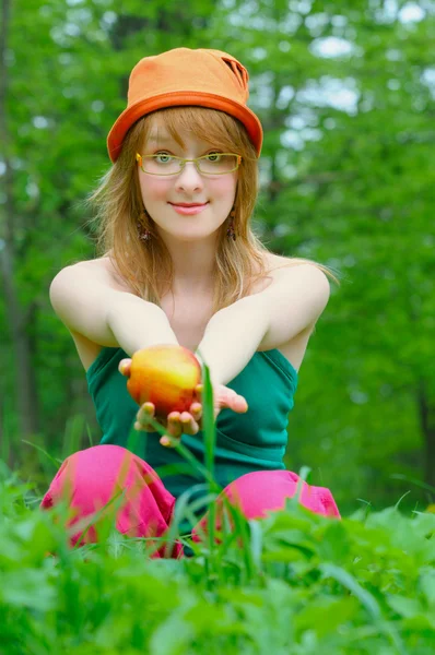 Дівчина в капелюсі з яблуком — стокове фото