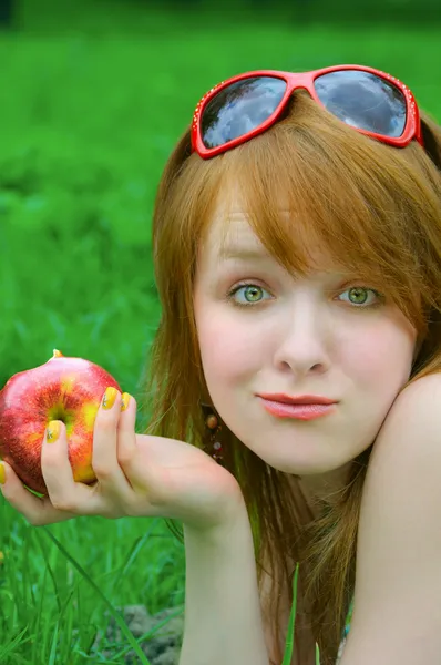 Милая девушка с яблоком — стоковое фото