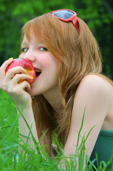 Vacker flicka med äpple — Stockfoto