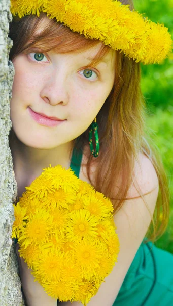 Diadem kafasına sarı dandelions gelen kızla — Stok fotoğraf