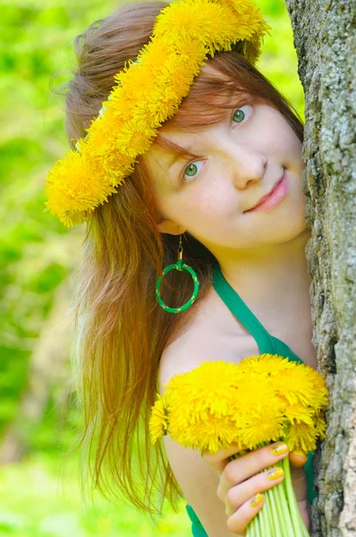 Mooi meisje en diadeem van gele paardenbloemen op hoofd — Stockfoto