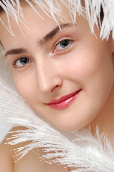 Primo piano ritratto ragazza con piuma di struzzo bianco — Foto Stock