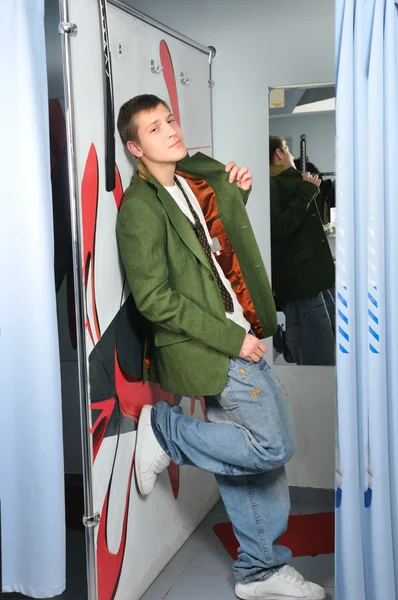 Ruhiger Junge bleibt in der Umkleidekabine — Stockfoto