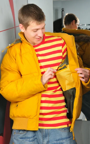 Niño con chaqueta estancia en probador — Foto de Stock