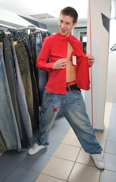 Volwassen jongen in winkel — Stockfoto
