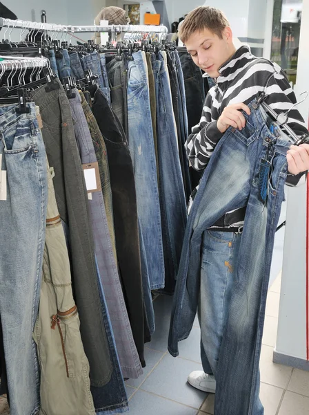 Jungenwahl Jeans im Shop — Stockfoto