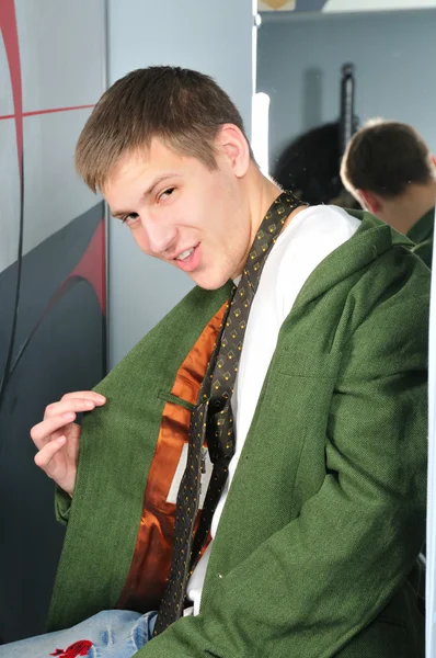 Menino de casaco verde — Fotografia de Stock
