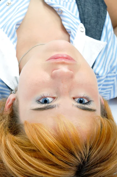 Entspannende junge schöne Frau — Stockfoto