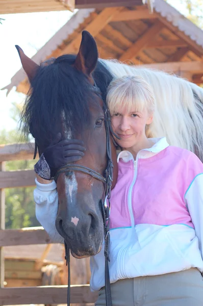 Mulher de beleza com cavalo — Fotografia de Stock