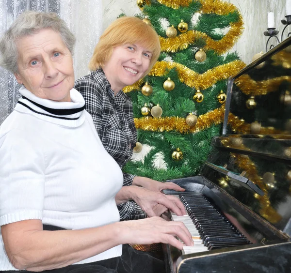 Nonna e figlia si preparano a Natale — Foto Stock