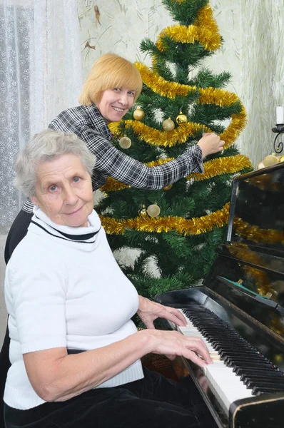 Abuela e hija se preparan para la Navidad —  Fotos de Stock
