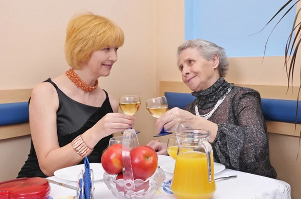 Zwei glückliche Frauen, die Wein trinken — Stockfoto