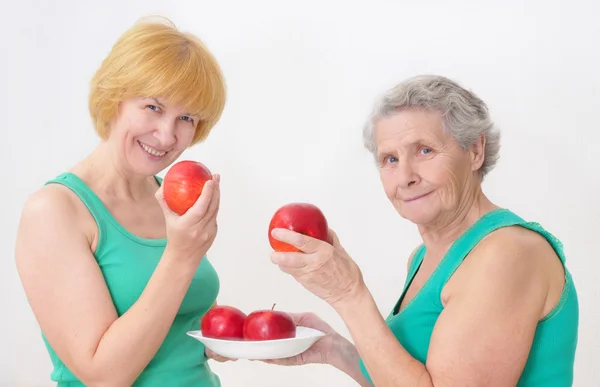 吃苹果的两个女人 — 图库照片