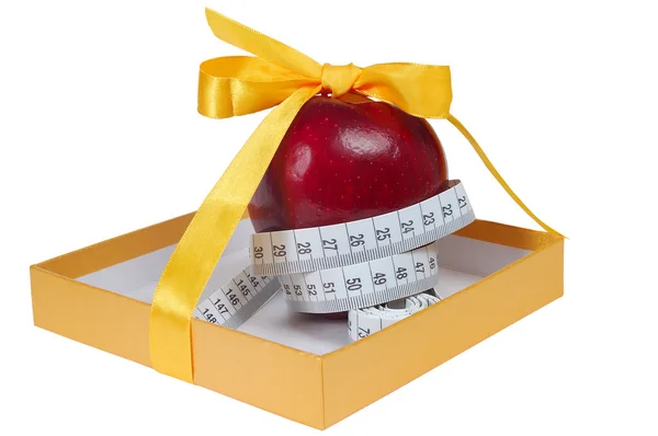 Rött äpple i låda med band-line som gåva — Stockfoto