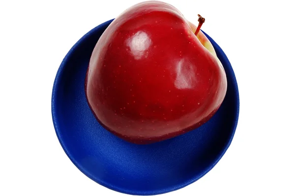 Saftiger Apfel auf blauem Teller — Stockfoto