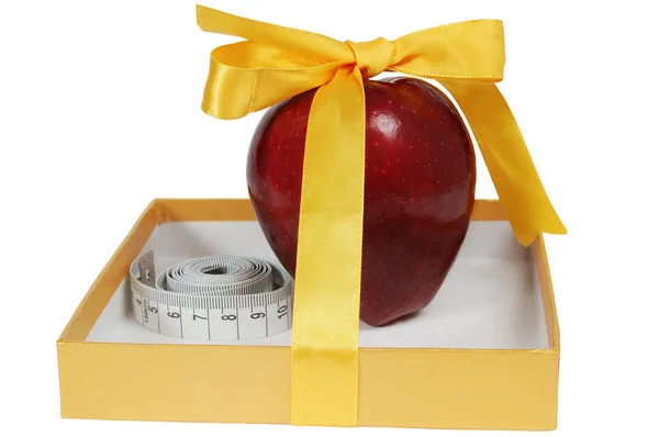 Manzana roja en caja con cinta adhesiva como regalo —  Fotos de Stock